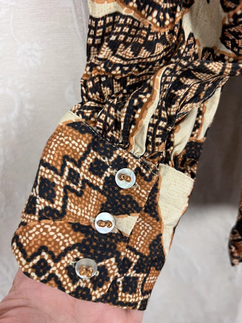 Farm Rio Yawanawa Banana mockneck blouse viscose satin flowy boho puff sleeve M - Picture 8 of 11